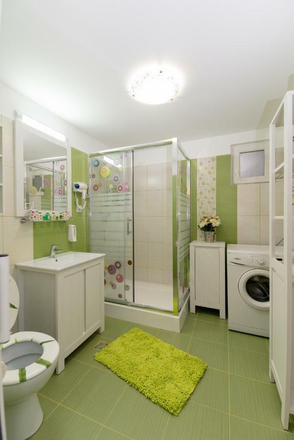Queen Holiday Apartment Bukarest Exterior foto