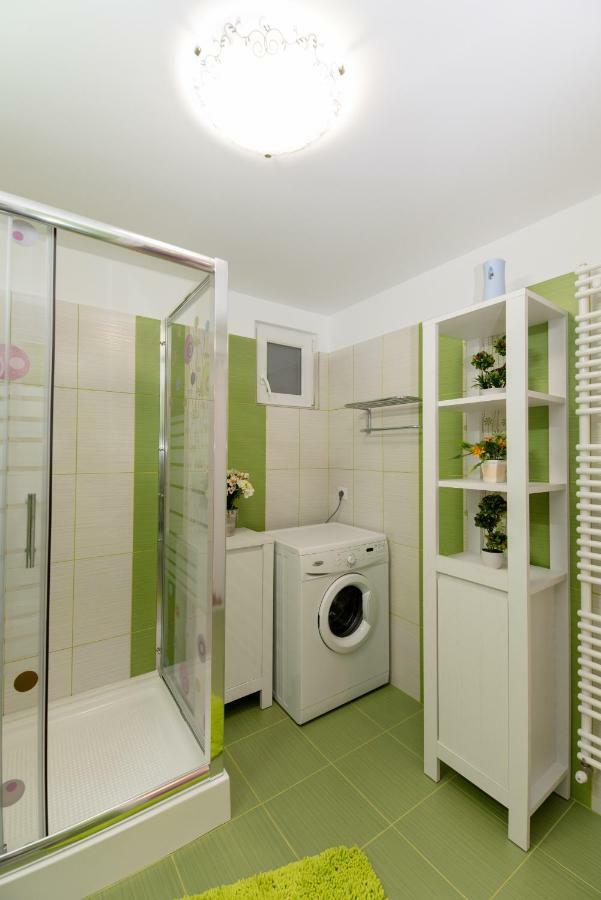 Queen Holiday Apartment Bukarest Exterior foto